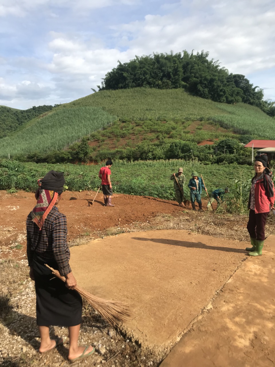 Lao động tại điểm trường Buôm Khoang